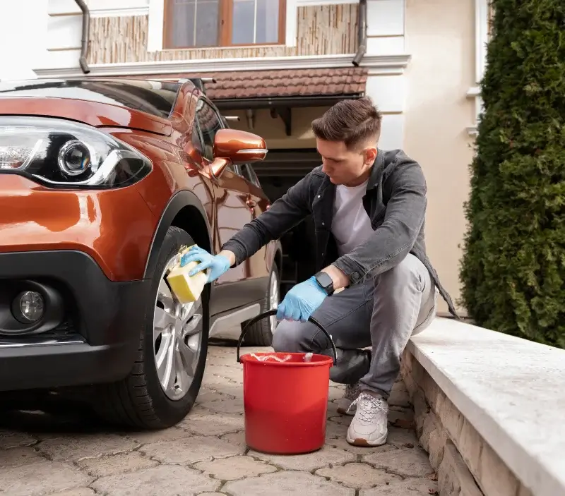 Lavage auto à domicile Saint-Jean-sur-Reyssouze : professionnel intervenant sur un véhicule